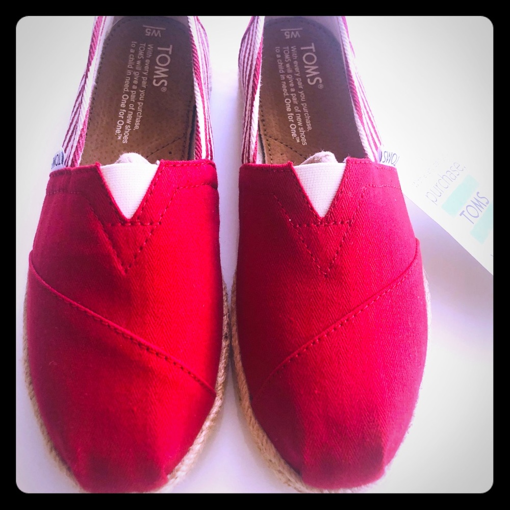 BNWB Toms University Red size 5 women’s